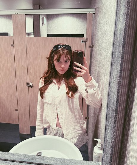 Violet Brinson model naked photo