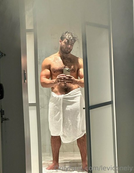 leviconely star pics