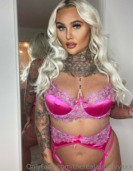 inkedblondieeee model porn archive