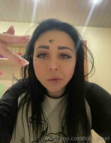 lola pixel nude actress photos