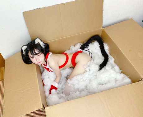 Joyce Poring naked model pics