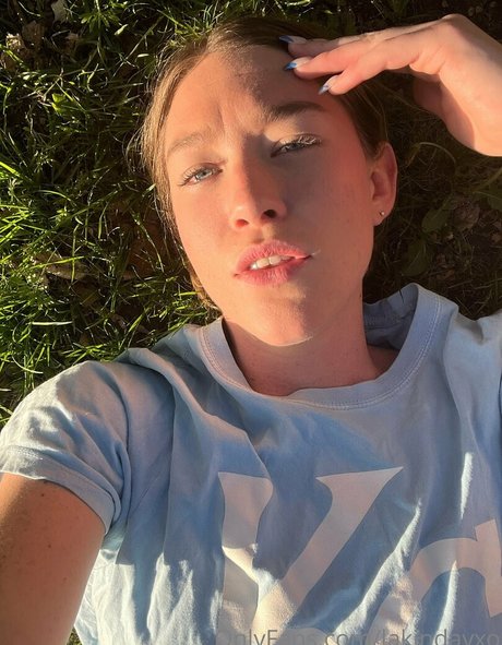 LakinDayXO model pretty picture