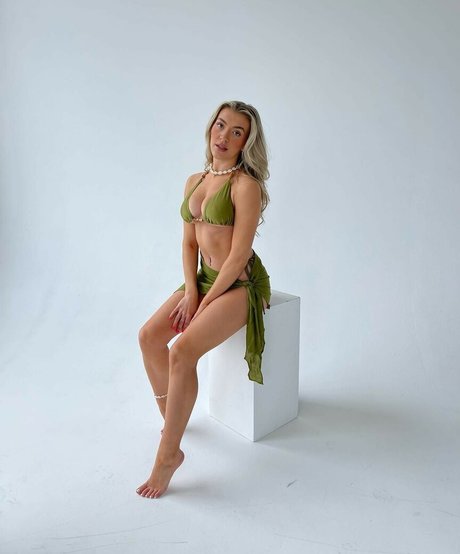 Molly Marsh star high quality image