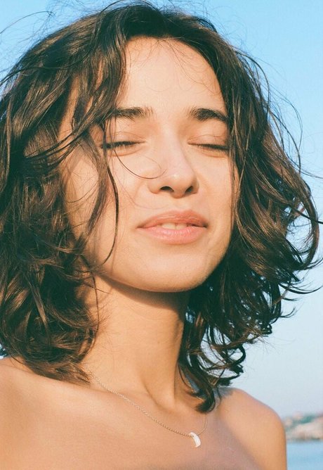 Julia Slip model free pics