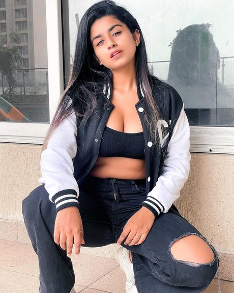 Suhana Khan adult model pics