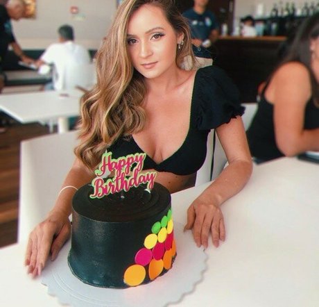 Nayara Azevedo Profile pic