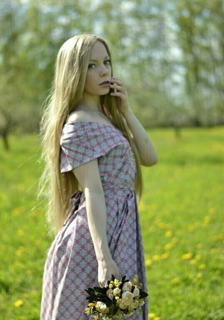 pretty elli top actress image