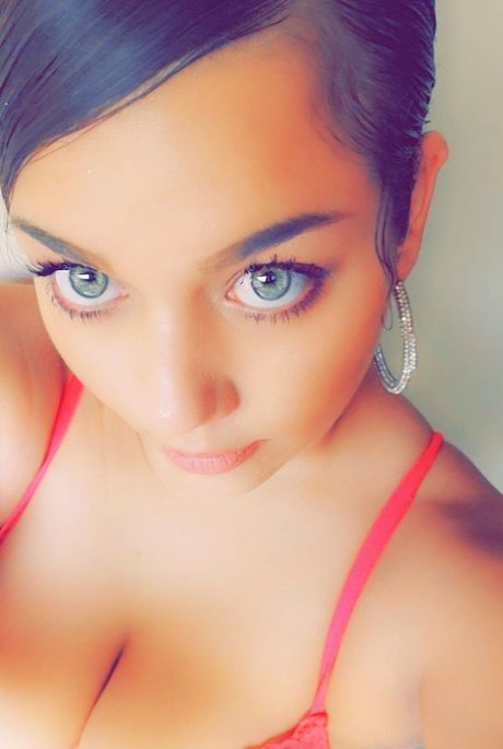 Pretty N Lace star erotic pics