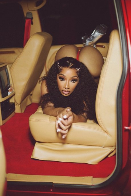 cutting up with quay_ porn model image