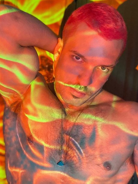 Quente_ erotic model pic