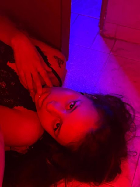 Quendly Guzman naked model pic