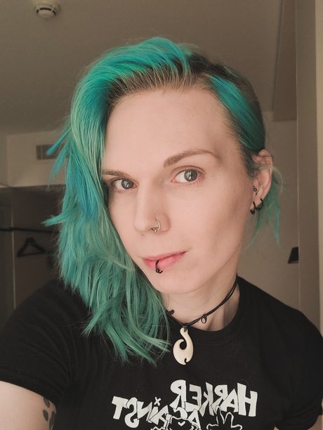 DoVa star pornographic photos