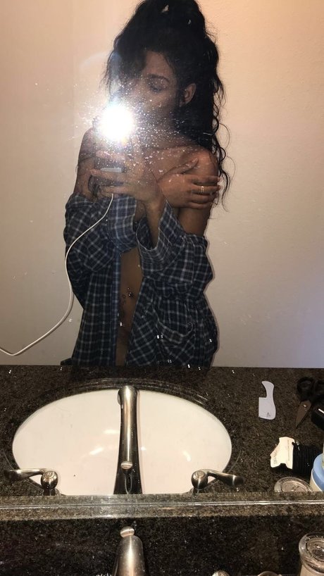 Queentinny nudes model image