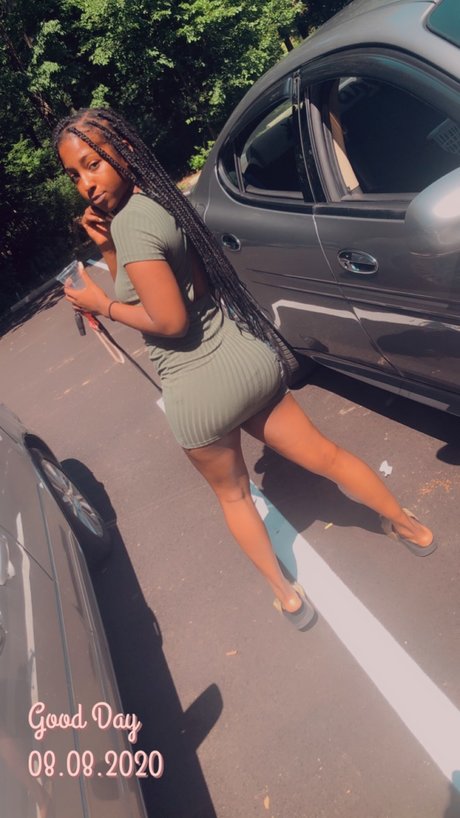 Queenniesha nude model galleries