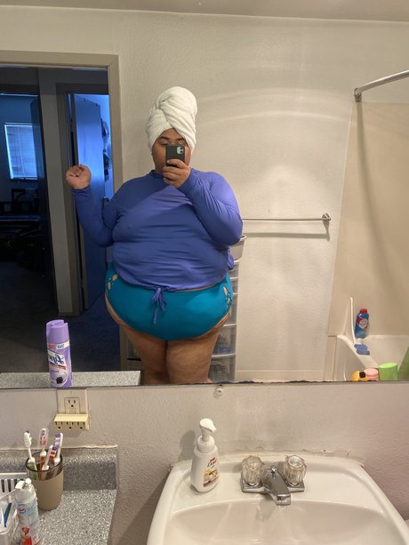 QueenKayyy erotic model picture