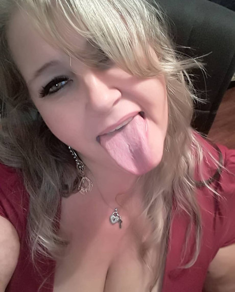 Queen Curvy Cyan nice model images