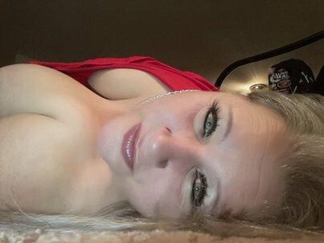 Queen Curvy Cyan sexy star pic