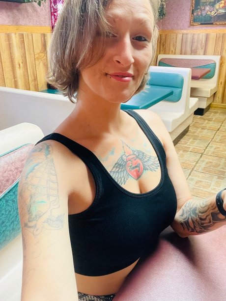 Dizzi Dizzle nude pornstar pic