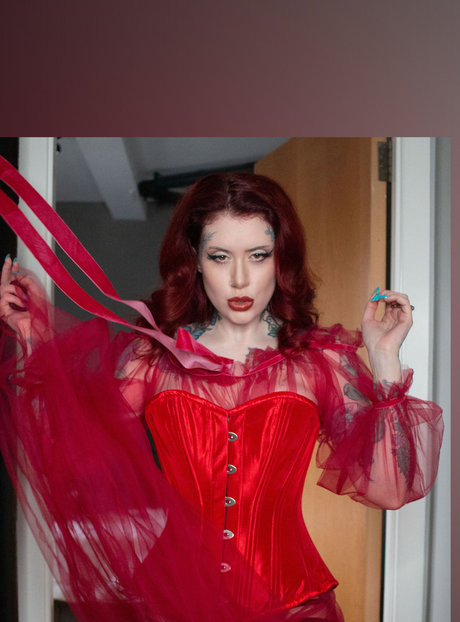 Roo Raphaelite sex model photo