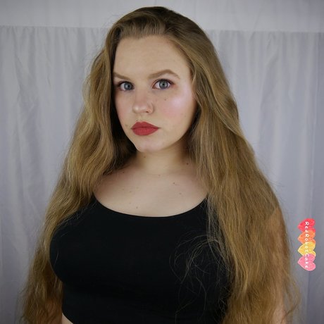 RedRobotCake art model pic