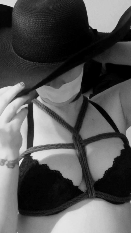 Rikara erotic model pics