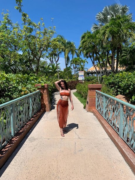 Russian Doll star hd photos