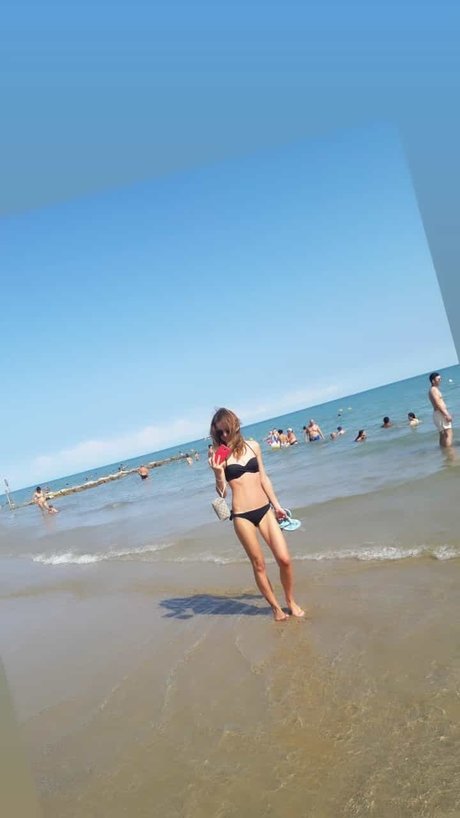 roxyfeet erotic model image