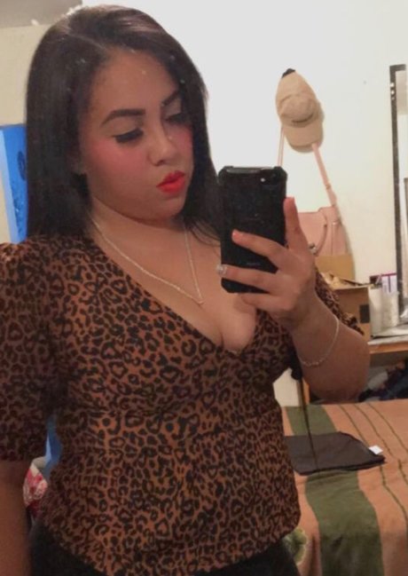 Samantha Lozano model xxx image