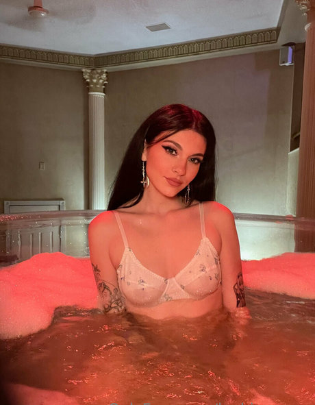 leahjamesxo erotic star pic