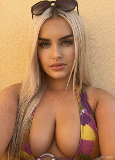 leastayspeachy beautiful model photo