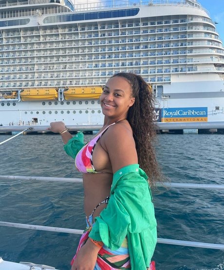 Nia Sioux exclusive star pictures