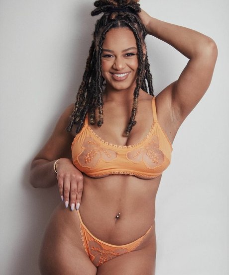 Nia Sioux top star pictures