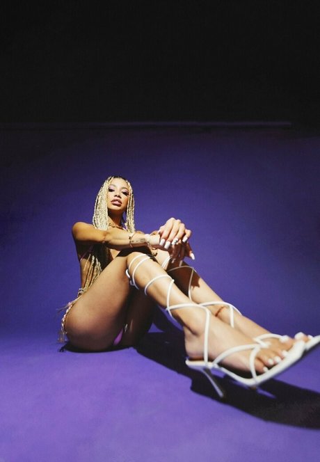 Lilveronicar nude model photos