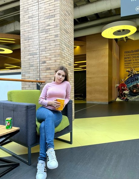 lucky ashley beautiful model image