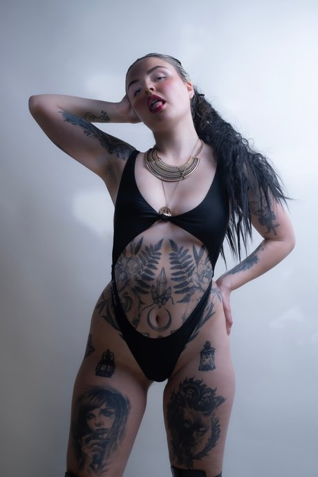 La Sainte Puritaine art model pic