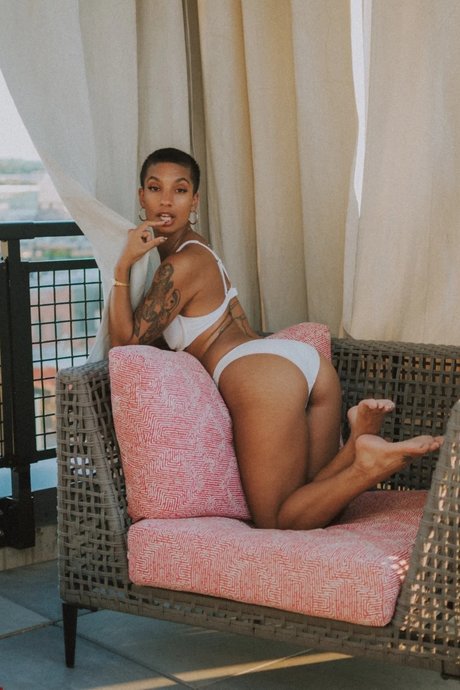 Move Me nudes star images