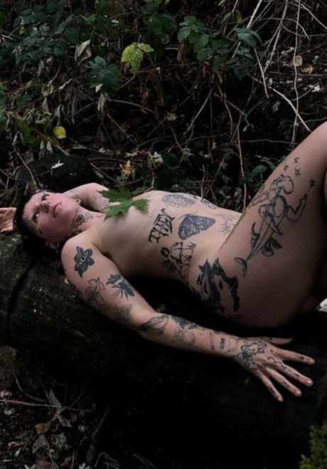 L na C nudes model images