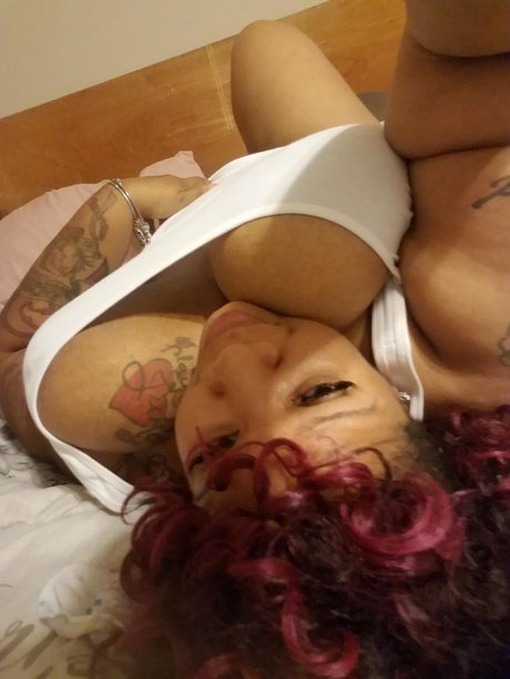 4EvaJuicy naked model img