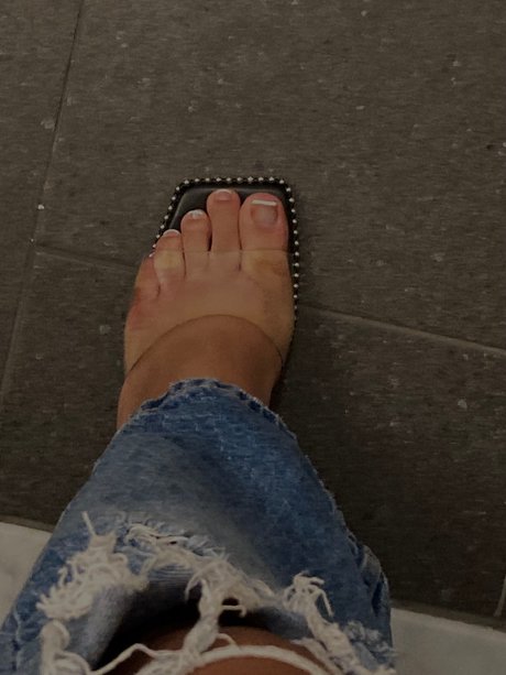 Ten pretty toes model picture