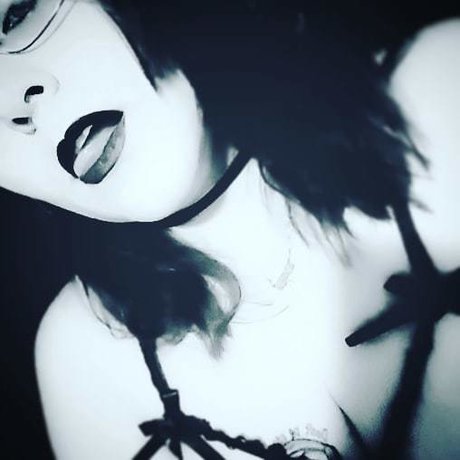 Thickthighsgreeneyes model hot picture