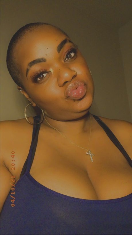 Queen Chay star erotic photo