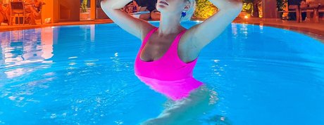 Blonde Queen model naked img