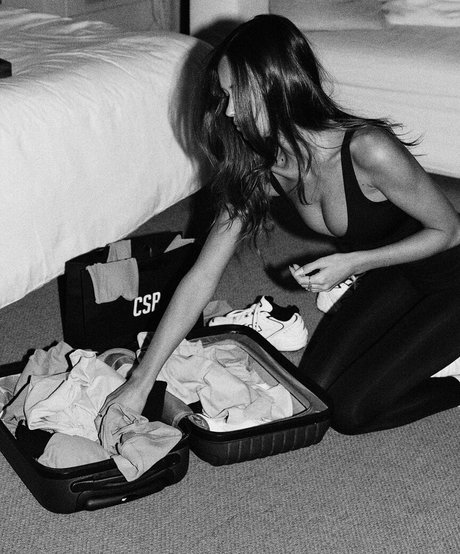 Isabelle Mathers naked pornstar img