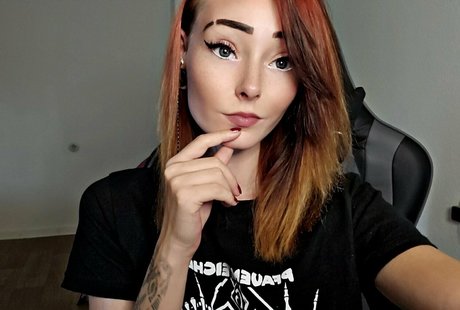 littlemissnaughtytw pornstar beautiful gallery