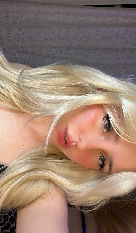 titslikedaisy erotic actress image