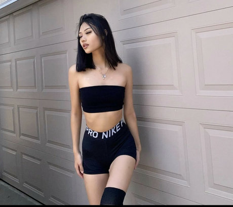 Foreign bich nude actress pics