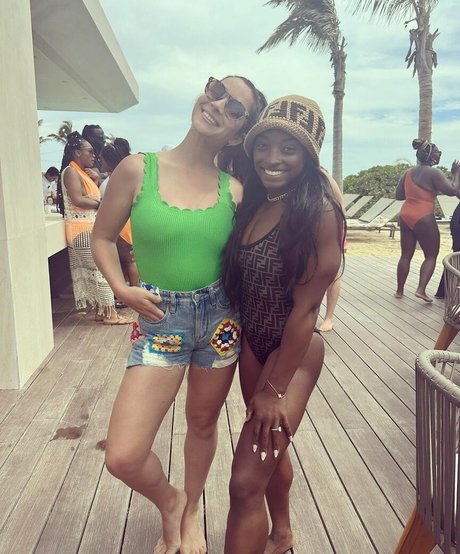 Aly Raisman star picture