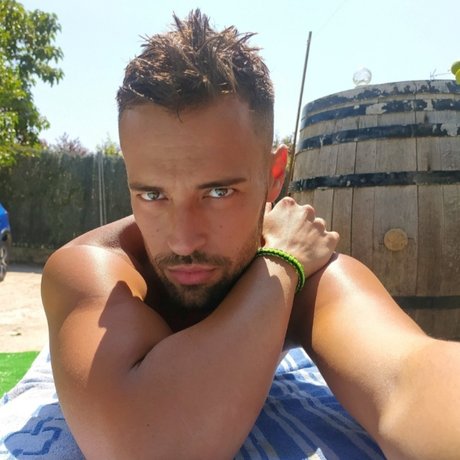 DaniGonz92 naked star image