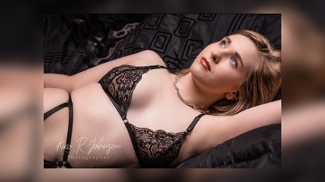 LADYLOUNICORN erotic actress photo