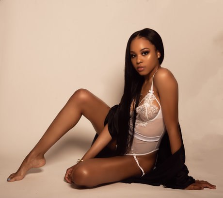 Caryn model art photo